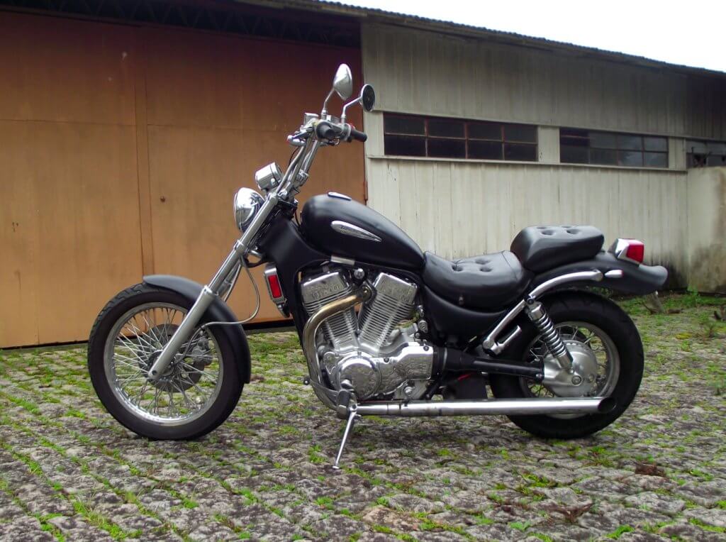 Suzuki Intruder 1400 preto acetinado Vista de lado esquerdo