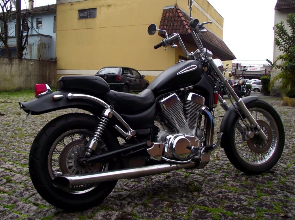 Suzuki Intruder 1400 preto acetinado Vista de lado direito.