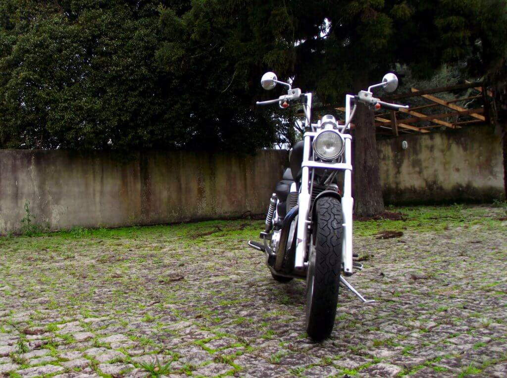 Suzuki Intruder 1400 preto acetinado Vista de frente.