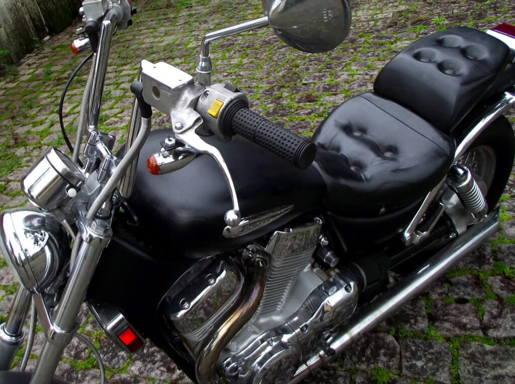 Suzuki Intruder 1400 preto acetinado Vista de cima.