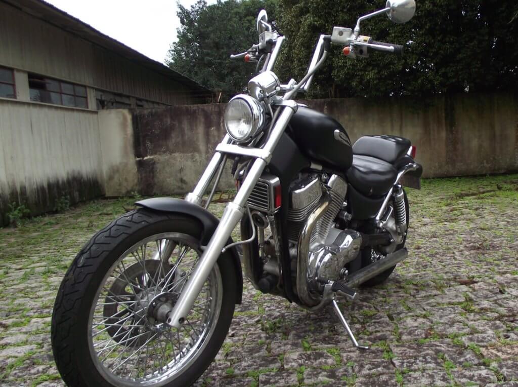 Suzuki Intruder 1400 preto acetinado Vista em perspectiva.