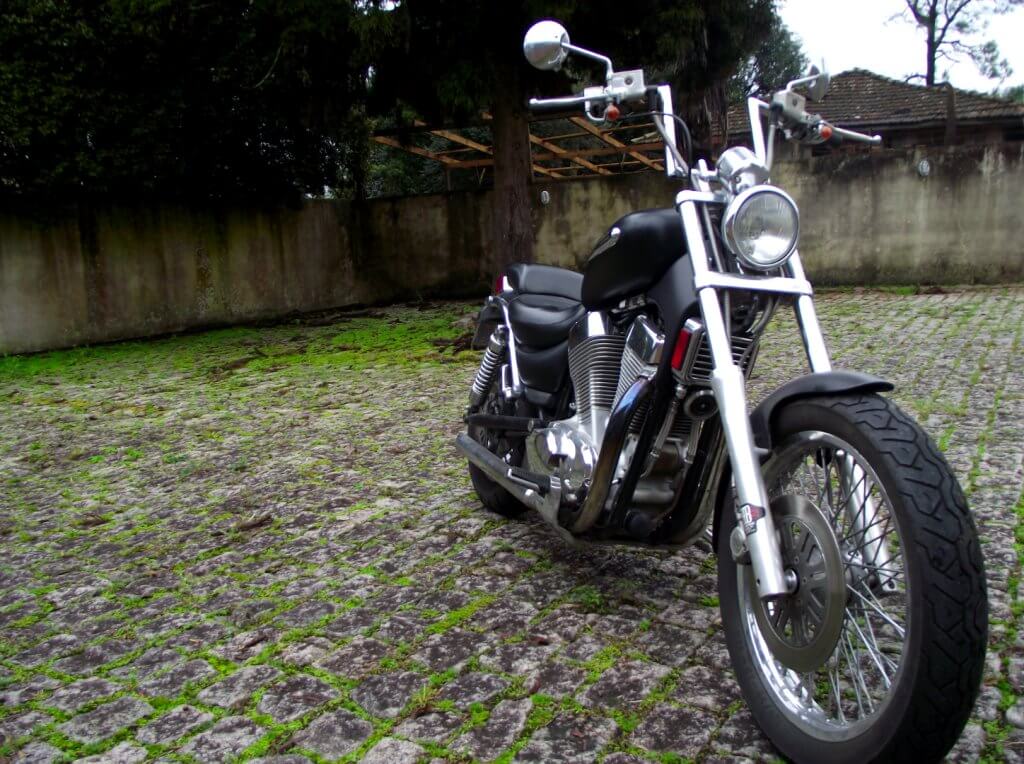 Suzuki Intruder 1400 preto acetinado mostrando a parte da frente.
