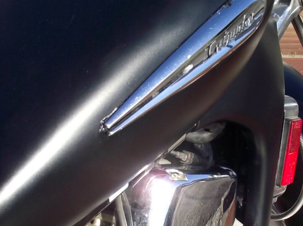 Suzuki Intruder 1400 preto acetinado mostrando bem de perto o tanque preto fosco acetinado.