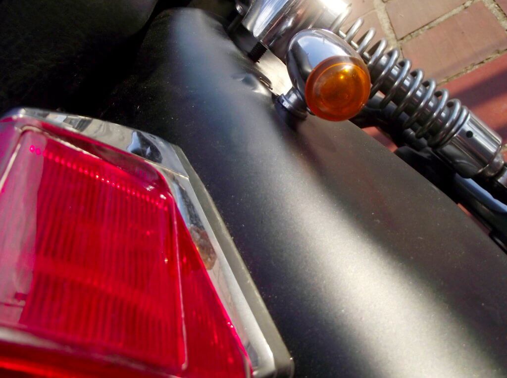 Suzuki Intruder 1400 preto acetinado mostrando bem de perto o paralamas preto fosco acetinado.