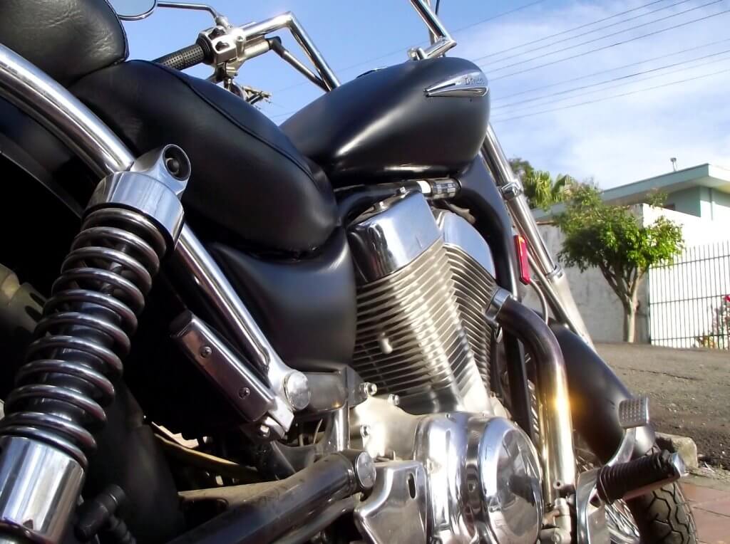 Suzuki Intruder 1400 preto acetinado mostrando bem de perto o motor preto fosco acetinado.