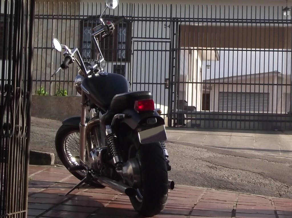 Suzuki Intruder 1400 preto acetinado mostrando a traseira da moto.