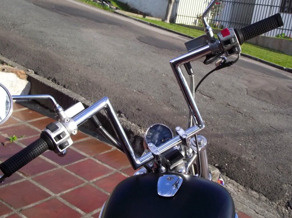 Mostra o Z-Bar instalado na Intruder 1400.